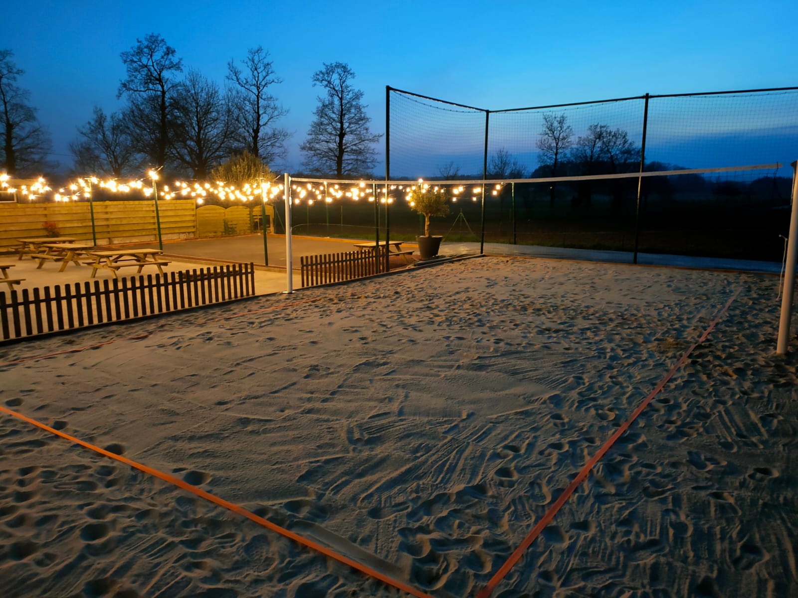 La guingette avec Multi-Beach (Beach-volley, Tennis-ballon, Beach badminton) et son terrain de pétanque